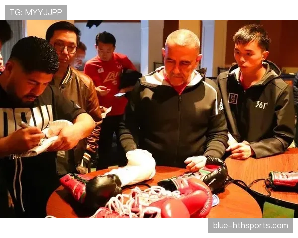 徐灿训练完直接去菜市场砍价，拳套还没摘